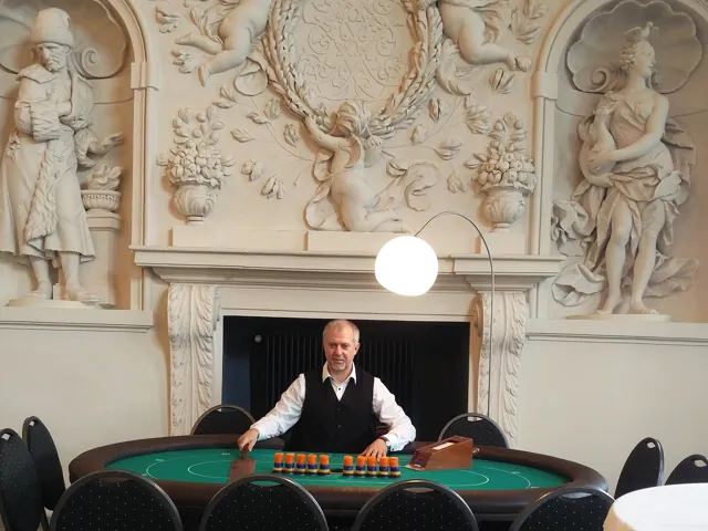 Croupier à une table de jeu dans un salon de casino