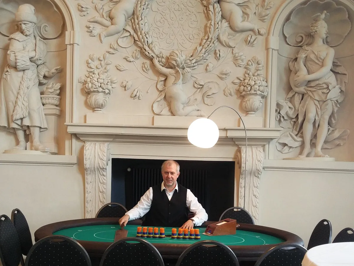 Croupier à une table de jeu dans un salon de casino