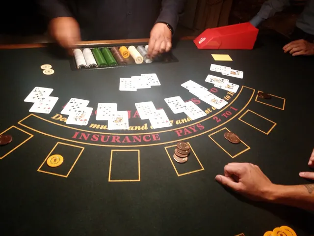 Table de blackjack avec cartes et jetons
