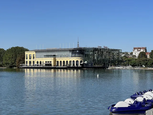 Le casino d'Enghien-les-Bains au bord du lac