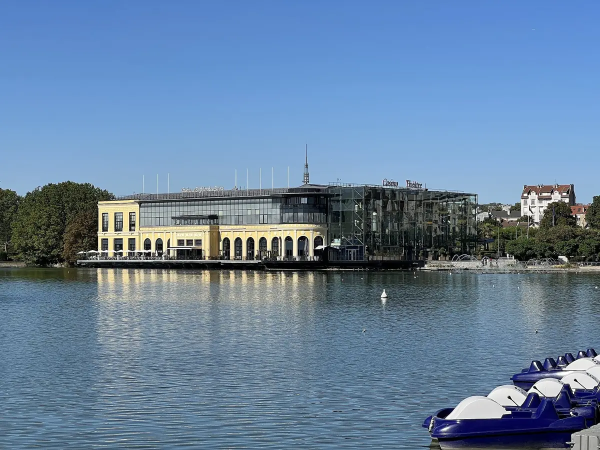 Le casino d'Enghien-les-Bains au bord du lac