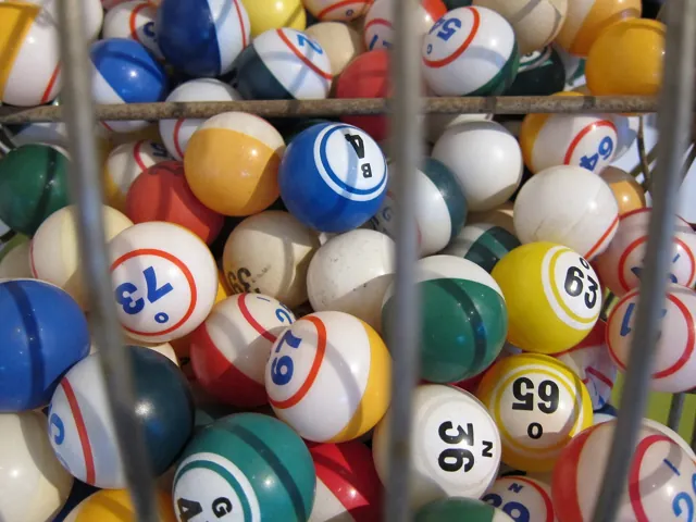 Boules numérotées dans un tambour de tirage