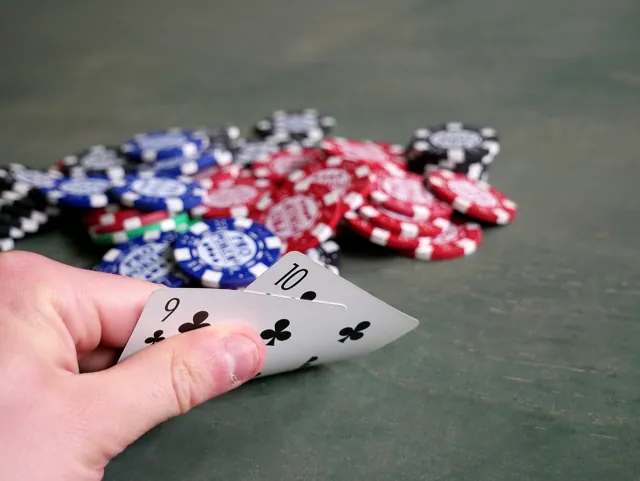 Deux cartes de poker et des jetons